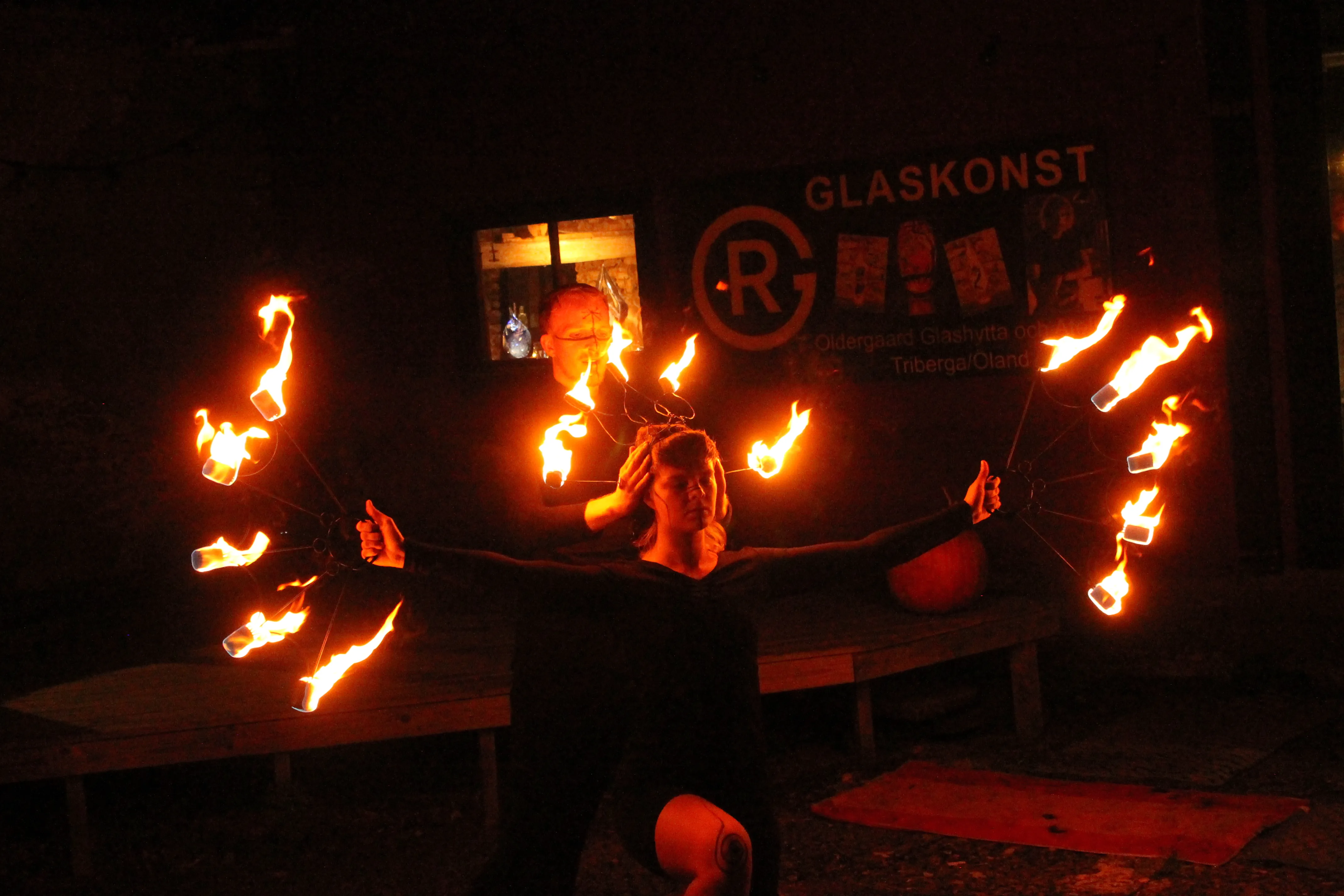 Bild på Lukas som krönar Elin med en eldkrona