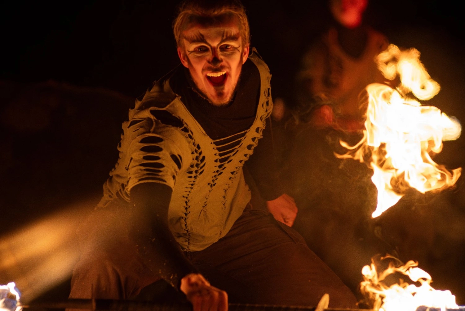 Bild på Lukas utklädd till troll under eldshow