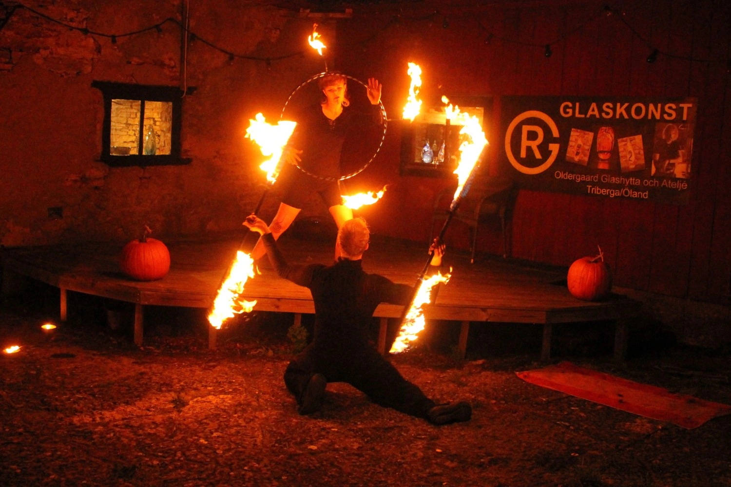 Elin gör en pose med eldfacklor