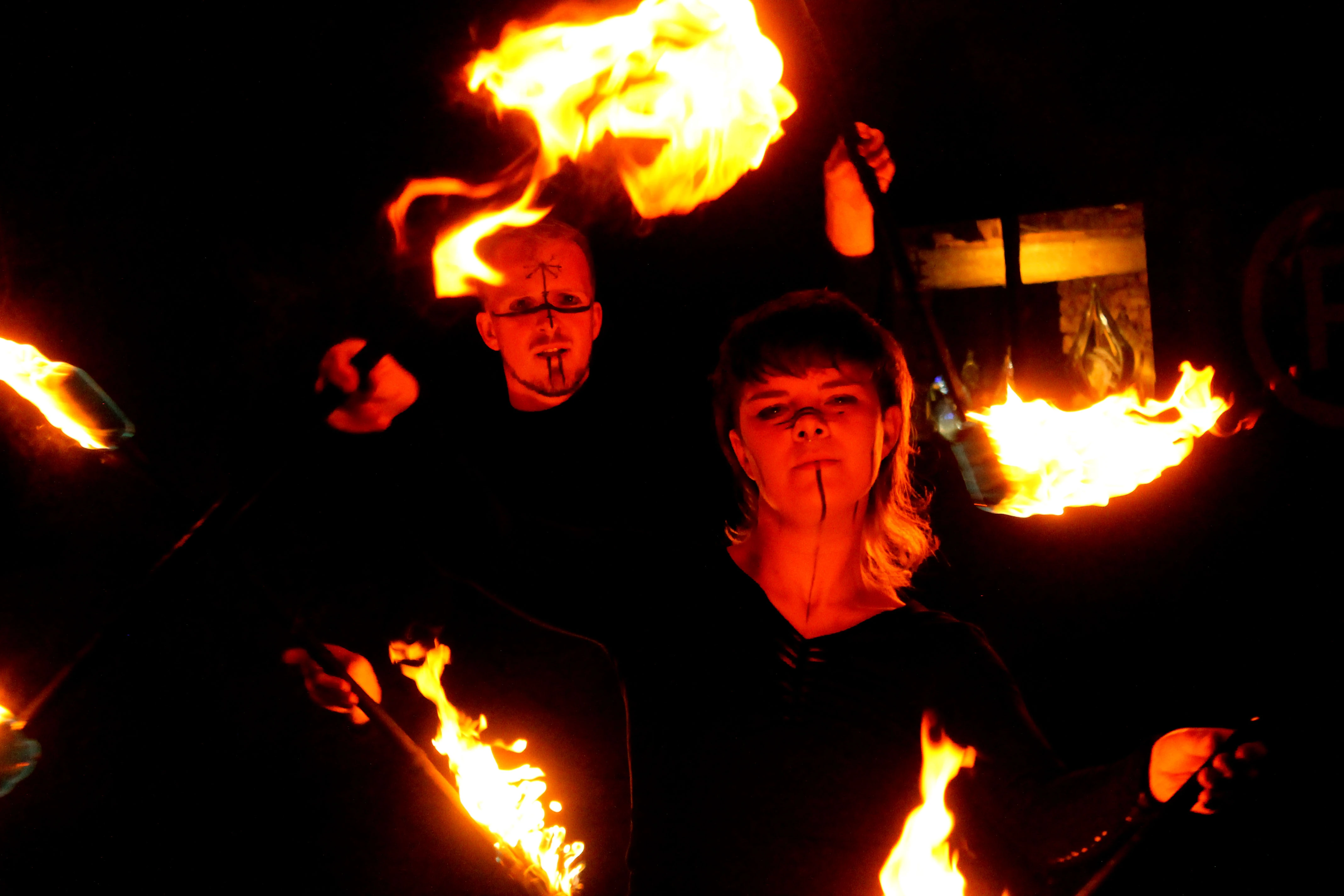 Lukas och Elin närbild under eldshow