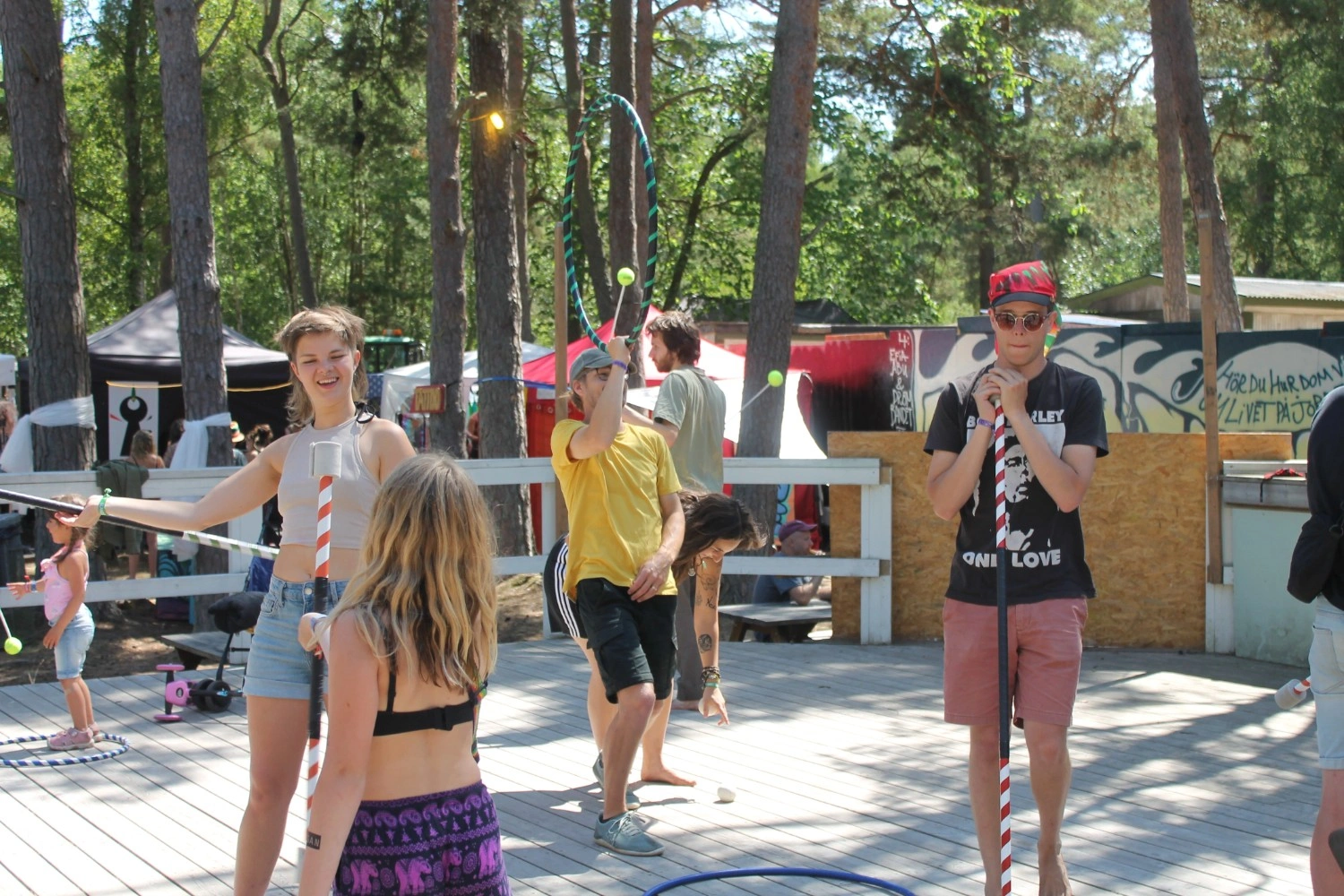 Elin gör en pose med eldfacklor