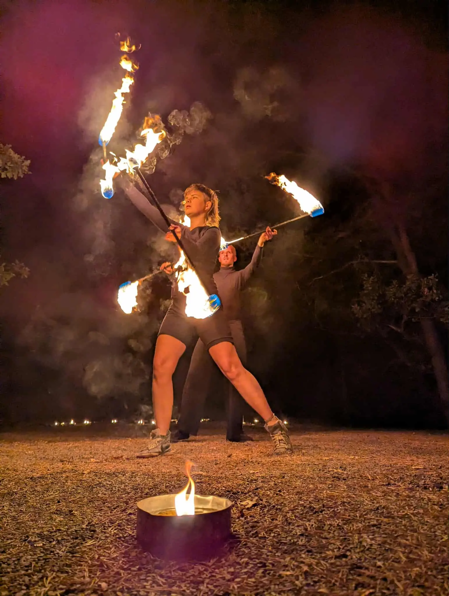 Elin gör en pose med eldfacklor