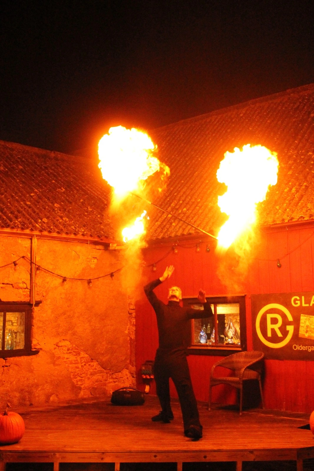 Elin gör en pose med eldfacklor