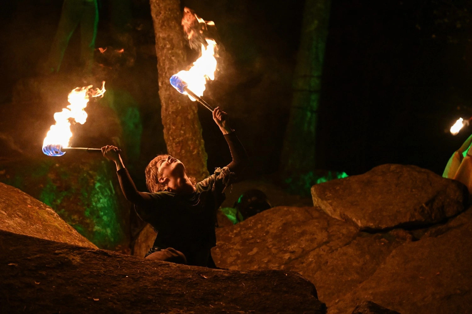 Elin gör en pose med eldfacklor