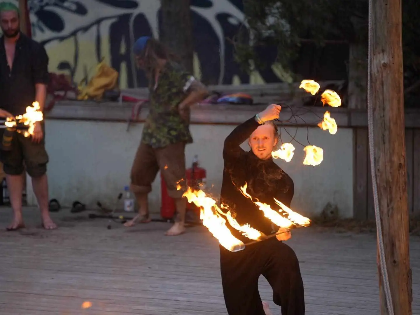Elin gör en pose med eldfacklor